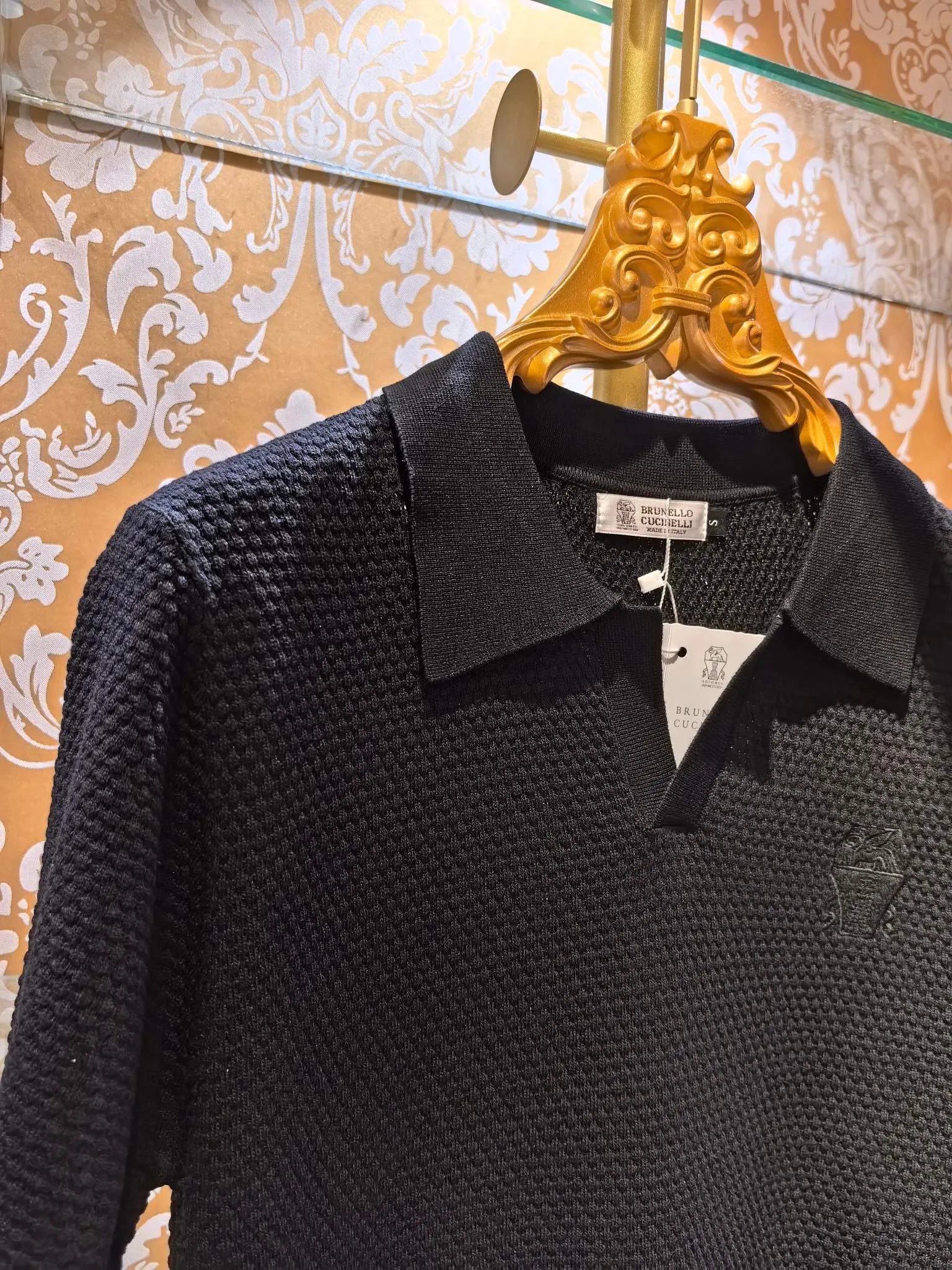 The counter is synchronized with Brunello Cucinelli 🇮🇹BC 2026/ss New Arrival knitted sweater with logo embroidery on the chest. The fabric is perfectly made with 14 needles of imported machines. The counter restores the upper body spirit in a one-to-one manner. Comfortable Breathable. Slim fit. Color Black Sizes S M L XL